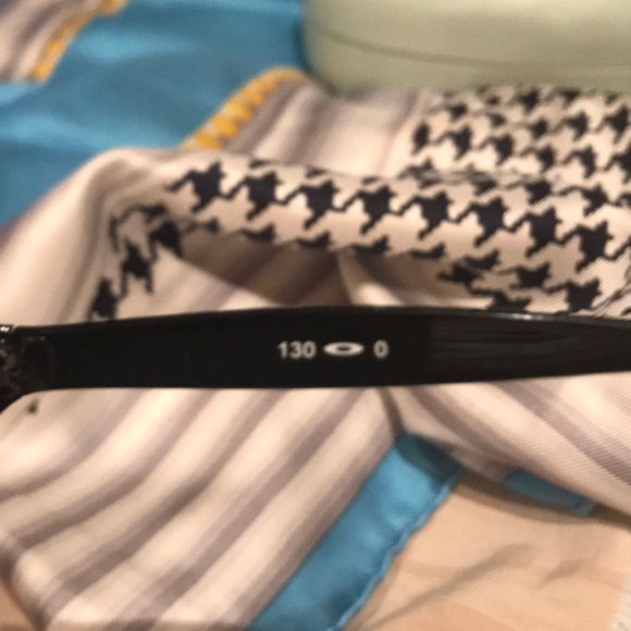 Oakley , sporty style, no visible scratches. - Picture 3 of 4